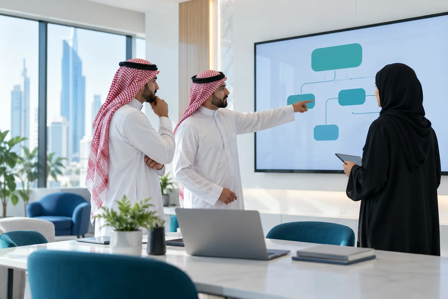ثلاثة زملاء سعوديين يخططون أمام شاشة تعرض مساراً مترابطاً مجرداً