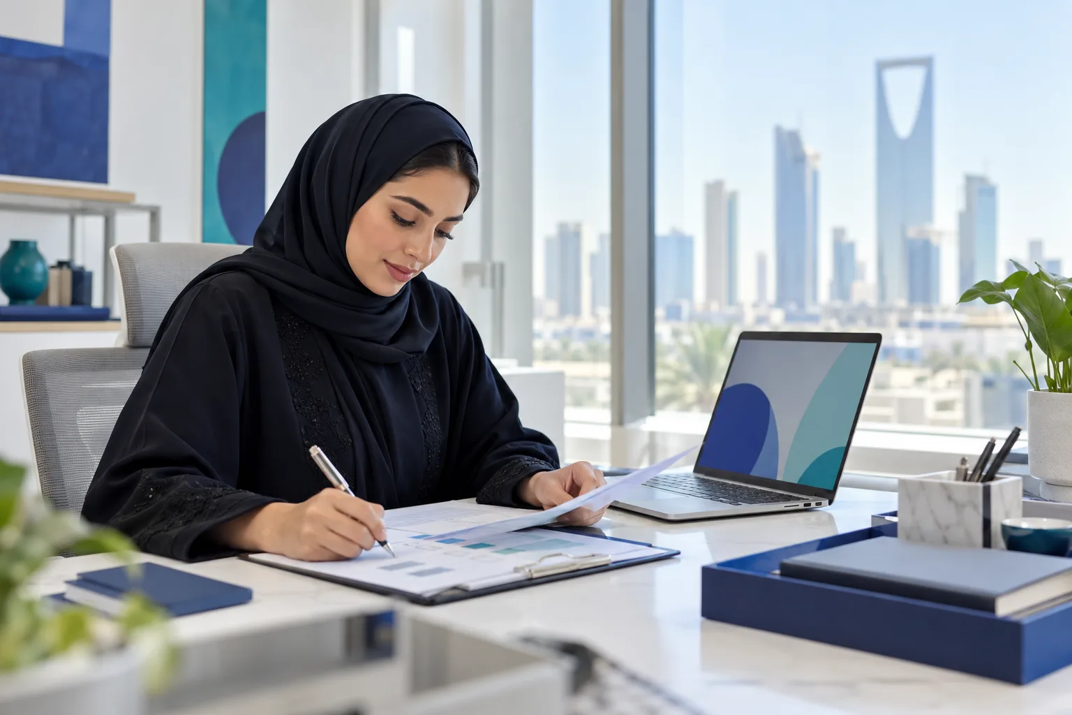 مديرة تعمل على قائمة تحقق مطبوعة للامتثال على مكتبها