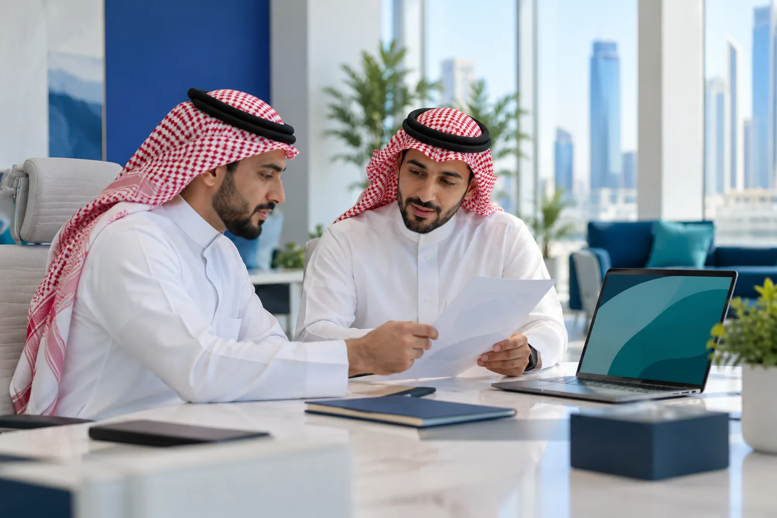 فريق مبيعات سعودي يجهّز عروض الأسعار على طاولة اجتماع